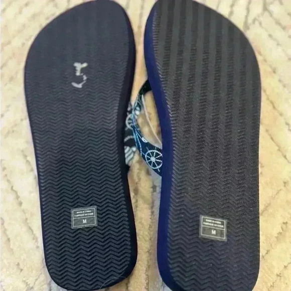 Vera Bradley flip flops size Medium - Picture 4 of 4